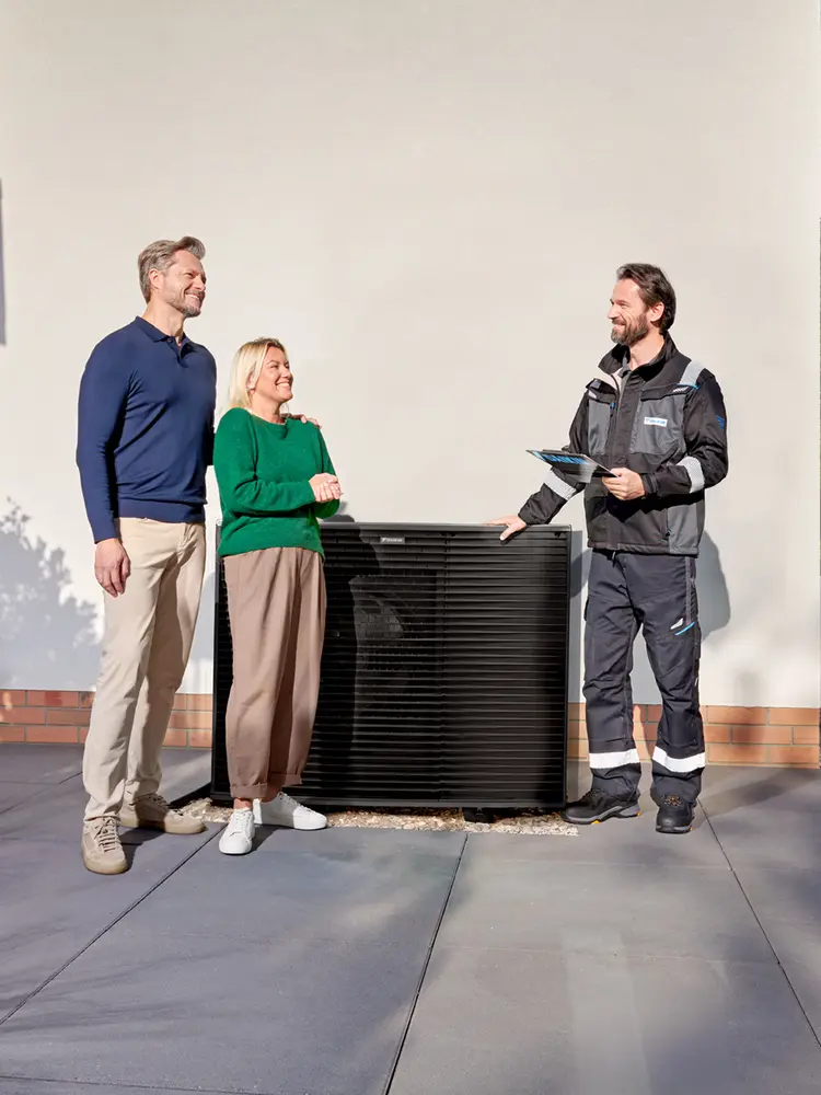 DAIKIN Altherma 4 H mit Fachberater und Hauseigentümern