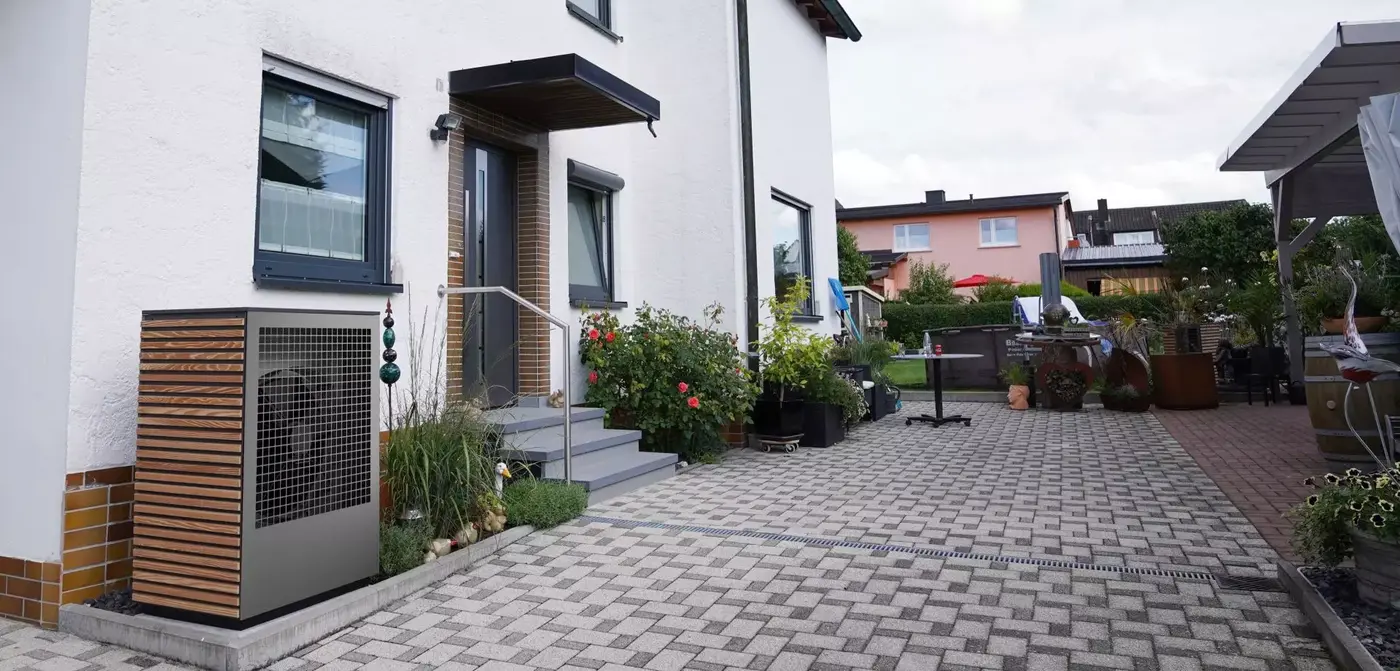 Dimplex M Flex Luft-Wasser-Wärmepumpe an einem Wohnhaus