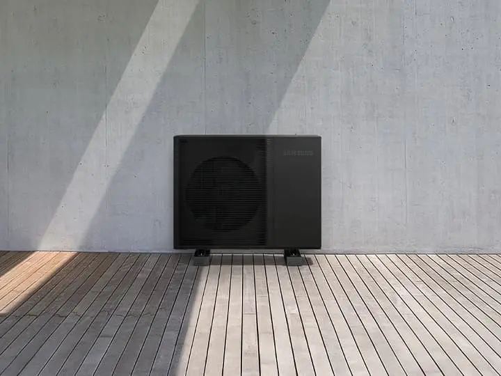 Samsung EHS Mono R290 Luft-Wasser-Wärmepumpe an einer Betonwand